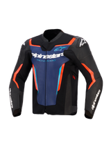 Alpinestars GP Force V2 Lederjacke, Schwarz, Blau und Fluo-Rot, Vorderansicht mit blauem Brusteinsatz, weißem „Alpinestars“- und „Racing Ahead“-Branding, neon-orange-roten Akzenten und weißen Logos an den Schultern und Ärmeln, konzipiert für sportliches Motorradfahren.
