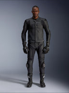 Alpinestars Dusk Airflow Lederjacke, Schwarz, getragen mit passender Motorradhose, Handschuhen und Stiefeln, mit perforiertem Leder für maximalen Luftstrom, ergonomischem, mehrteiligem Design und internen Protektoren, professionelle Straßen- und Sport-Fahrausrüstung