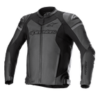 Alpinestars GP Force Airflow Lederjacke, Motorrad-Rennjacke, Schwarz und Dunkelgrau, perforierte Paneele für Belüftung, externe DFS Lite Schulterschleifer, markantes Branding auf Brust und Ärmeln, hochwertige Lederkonstruktion mit verstellbaren Taillenriemen