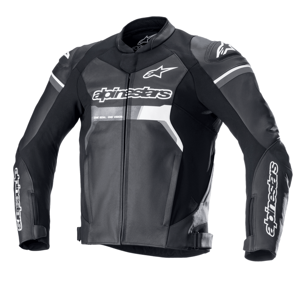 Alpinestars GP Force Lederjacke, Schwarz mit weißen und grauen Akzenten, Motorrad-Rennjacke, hochwertige Rindsleder-Konstruktion, markantes Alpinestars-Branding auf Brust und Ärmeln, DFS Lite Schulterschleifer, ergonomische Sport-Passform für Straßenfahrten
