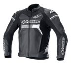 Alpinestars GP Force Lederjacke, Schwarz mit weißen und grauen Akzenten, Motorrad-Rennjacke, hochwertige Rindsleder-Konstruktion, markantes Alpinestars-Branding auf Brust und Ärmeln, DFS Lite Schulterschleifer, ergonomische Sport-Passform für Straßenfahrten