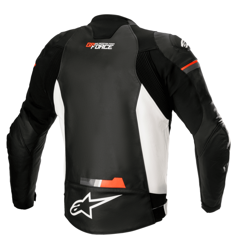 Alpinestars GP Force Lederjacke, Motorrad-Lederjacke, Schwarz, Weiß und Leuchtend Rot, Rückansicht mit weißen Seiteneinsätzen und leuchtend roten Akzenten, GP Force und Alpinestars Logo-Branding, sportliches Lederdesign mit Akkordeon-Stretcheinsätzen