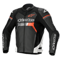 Alpinestars GP Force Lederjacke, Motorrad-Rennjacke, Schwarz mit weißen und roten Fluo-Akzenten, markantes Alpinestars-Branding auf Brust und Ärmeln, hochwertige Rindslederkonstruktion mit DFS Lite Schulterprotektoren, aerodynamische Silhouette