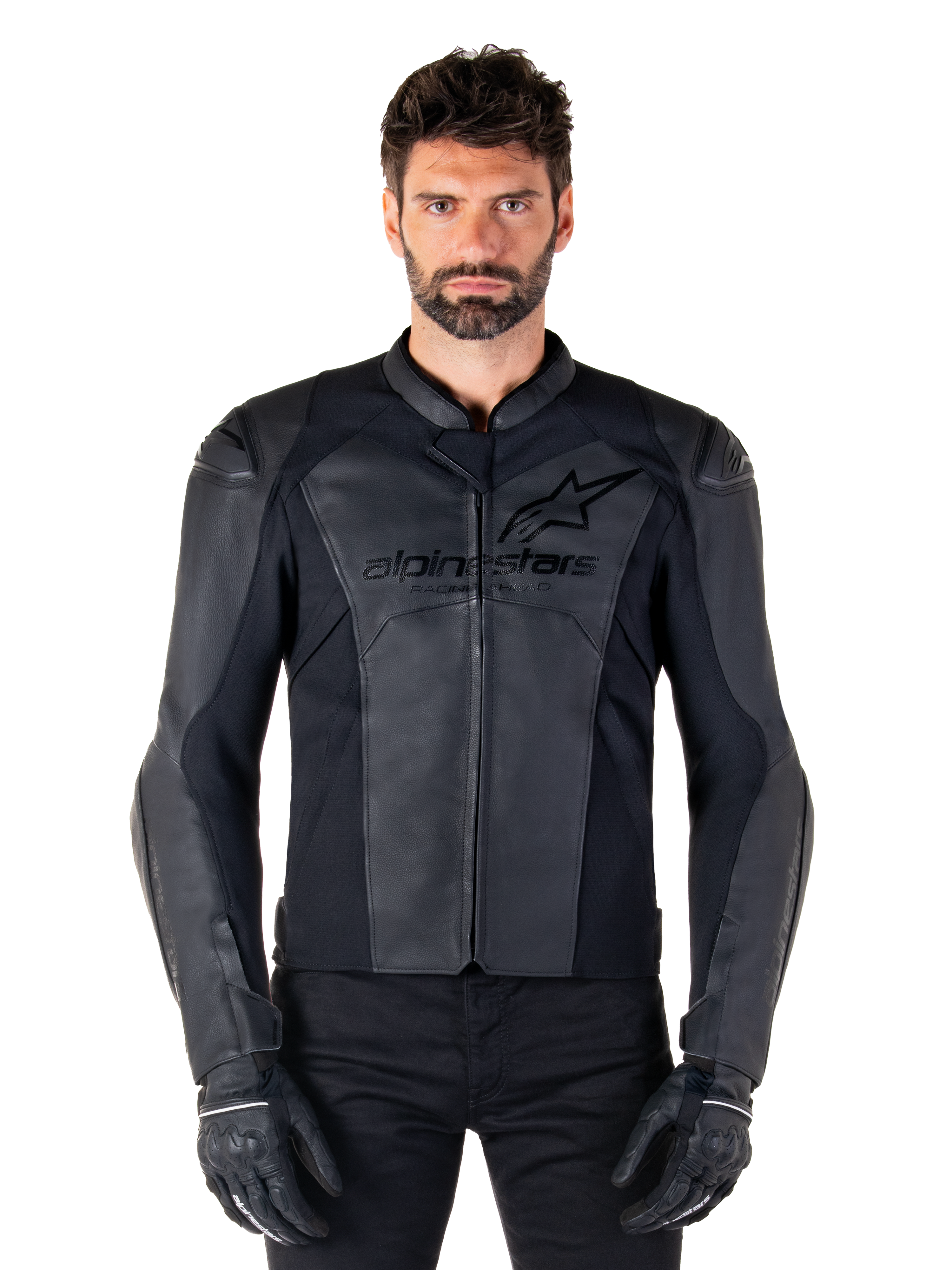 Alpinestars Faster V3 Lederjacke, schwarze Motorradjacke, Premium-Leder mit HRSF-Stretcheinsätzen, schlanke sportliche Passform, verstärkte Schultern mit Protektoren, getragen mit schwarzen Handschuhen, professionelle Ausrüstung für Straßenfahrten