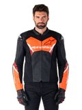 Alpinestars Faster V3 Airflow Lederjacke, Motorradjacke, Schwarz und Rot Fluo, perforierte Lederkonstruktion mit weißen und roten Akzenten, getragen mit schwarzen Handschuhen, Performance-Straßenbekleidung