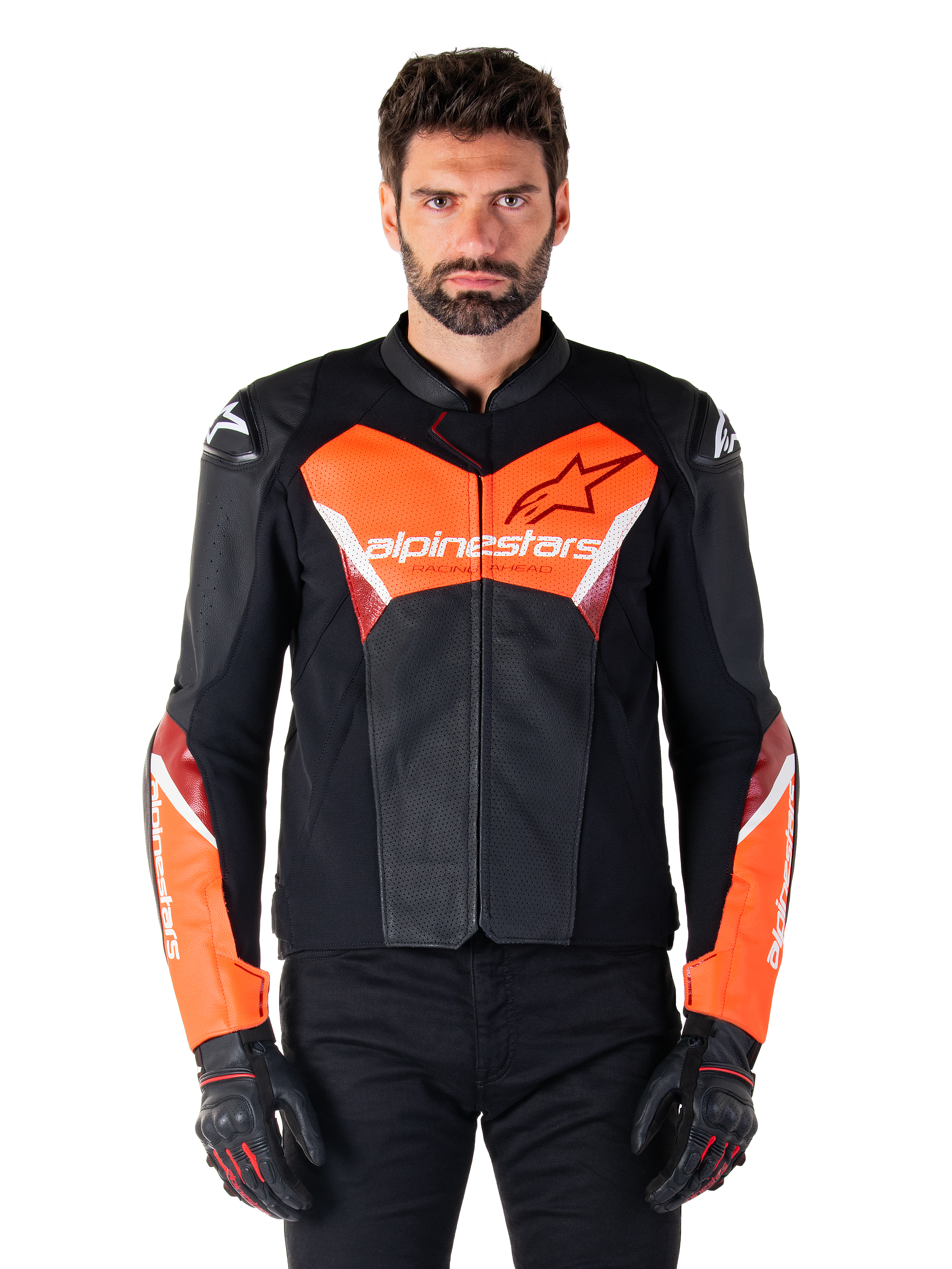 Alpinestars Faster V3 Airflow Lederjacke, Motorradjacke, Schwarz und Rot Fluo, perforierte Lederkonstruktion mit weißen und roten Akzenten, getragen mit schwarzen Handschuhen, Performance-Straßenbekleidung