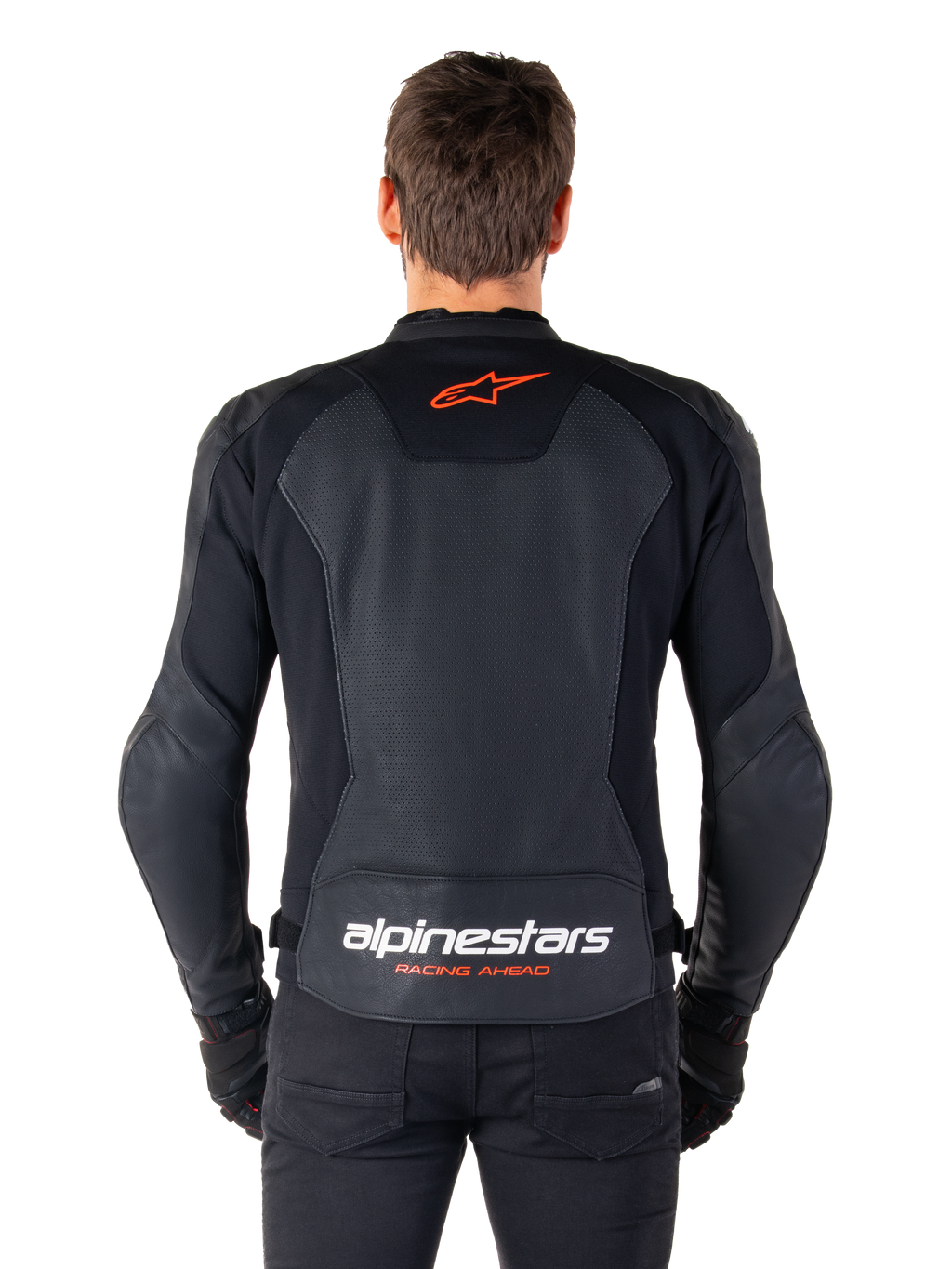 Alpinestars Faster V3 Airflow Lederjacke, Schwarz, Rückansicht mit perforierten Lederpaneelen zur Belüftung, rotem Alpinestars-Sternlogo und weißem Branding am unteren Rücken, getragen mit schwarzer Hose und Handschuhen.