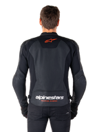 Alpinestars Faster V3 Airflow Lederjacke, Schwarz, Rückansicht mit perforierten Lederpaneelen zur Belüftung, rotem Alpinestars-Sternlogo und weißem Branding am unteren Rücken, getragen mit schwarzer Hose und Handschuhen.