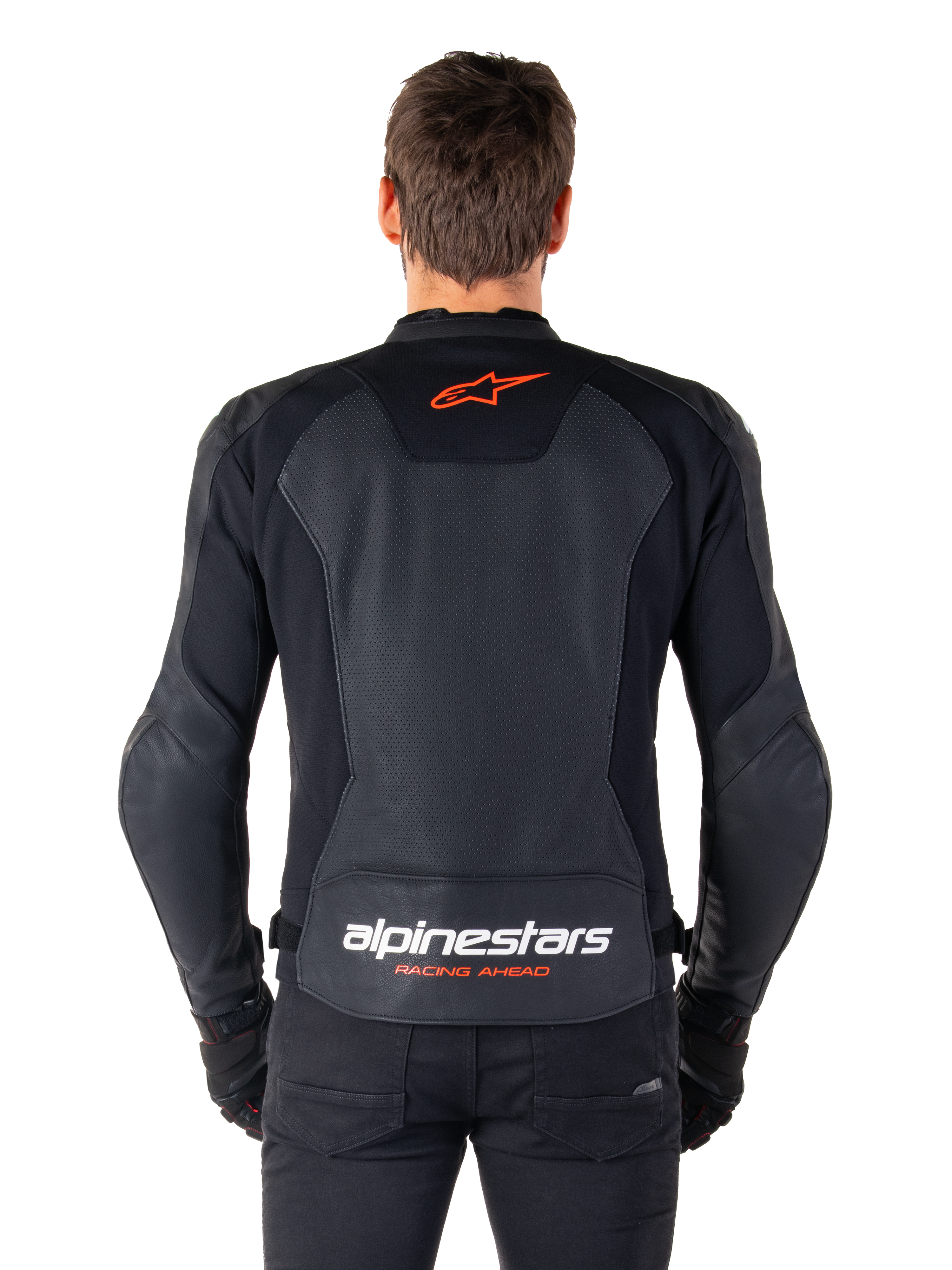 Alpinestars Faster V3 Airflow Lederjacke, Schwarz, Rückansicht mit perforierten Lederpaneelen zur Belüftung, rotem Alpinestars-Sternlogo und weißem Branding am unteren Rücken, getragen mit schwarzer Hose und Handschuhen.