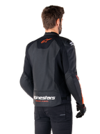 Alpinestars Faster V3 Airflow Lederjacke, Sport-Motorradjacke, Schwarz mit Fluor-Rot, Rückansicht, mit perforierten Lederpaneelen, orange-rotem Alpinestars-Logo auf dem oberen Rücken und weißem Branding auf dem unteren Rücken, getragen mit schwarzer Hose und Handschuhen, eleganter, vom Rennsport abgeleiteter Stil