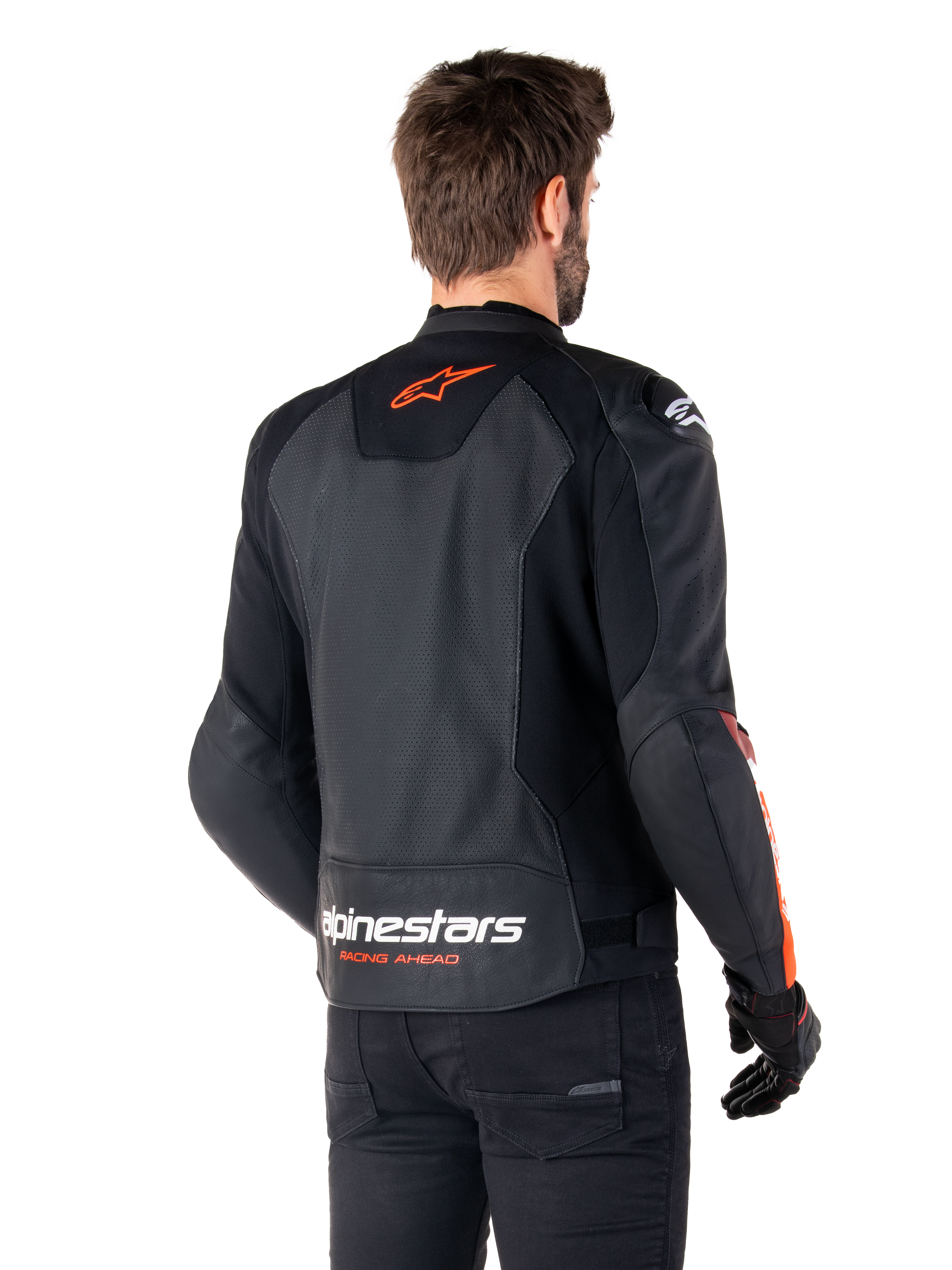 Alpinestars Faster V3 Airflow Lederjacke, Sport-Motorradjacke, Schwarz mit Fluor-Rot, Rückansicht, mit perforierten Lederpaneelen, orange-rotem Alpinestars-Logo auf dem oberen Rücken und weißem Branding auf dem unteren Rücken, getragen mit schwarzer Hose und Handschuhen, eleganter, vom Rennsport abgeleiteter Stil
