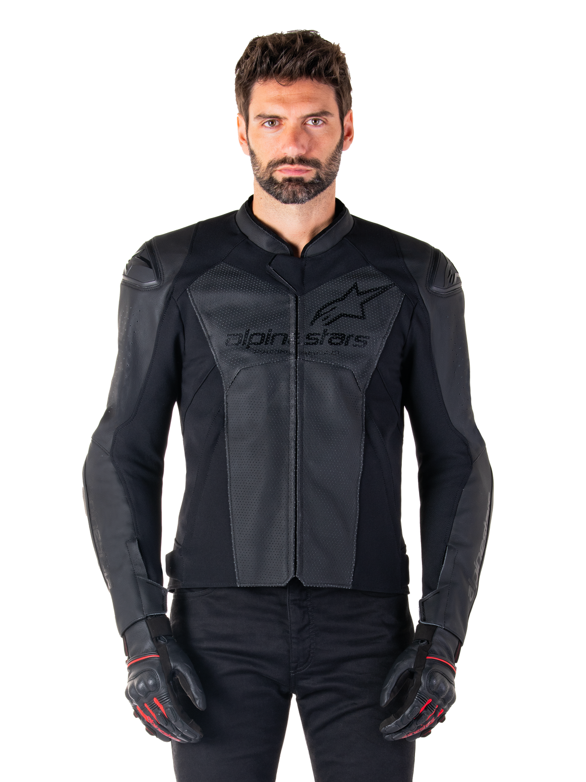 Mann trägt Alpinestars Faster V3 Airflow Lederjacke, schwarze Motorrad-Rennjacke mit perforierten Lederpaneelen, Alpinestars-Logo auf der Brust, kombiniert mit schwarzen Handschuhen, Studioaufnahme von vorne.