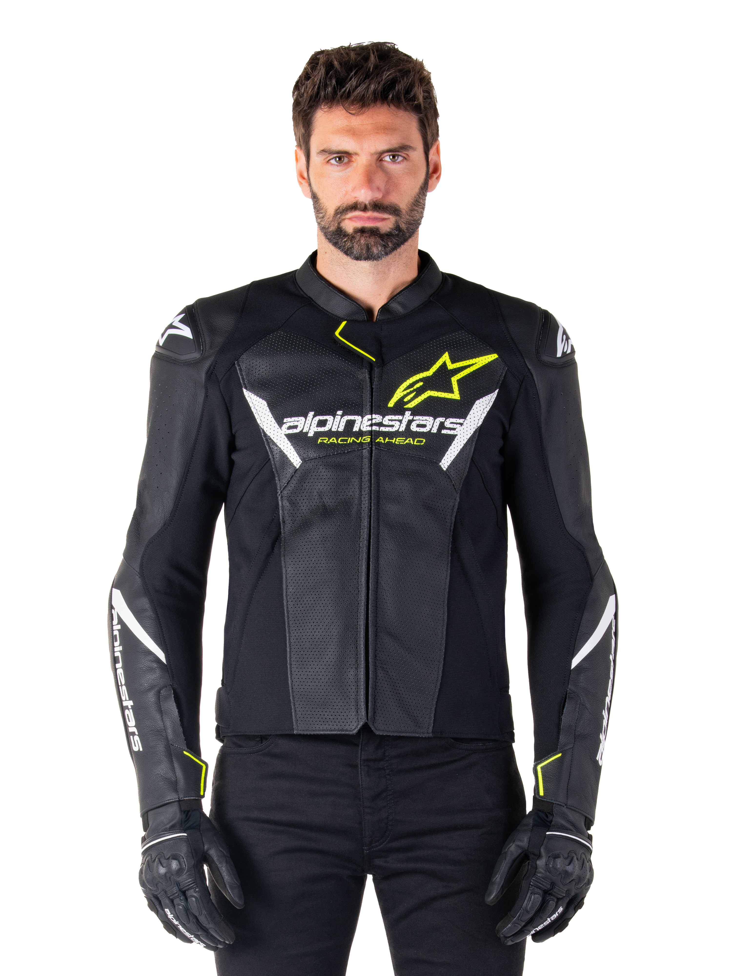Alpinestars Faster V3 Airflow Lederjacke, Schwarz, Weiß und Gelb Fluo, getragen von einem männlichen Model mit passenden schwarzen Handschuhen, mit perforierten Lederbahnen für optimale Belüftung, markantes Alpinestars-Branding auf der Brust, Sport-Motorradbekleidung