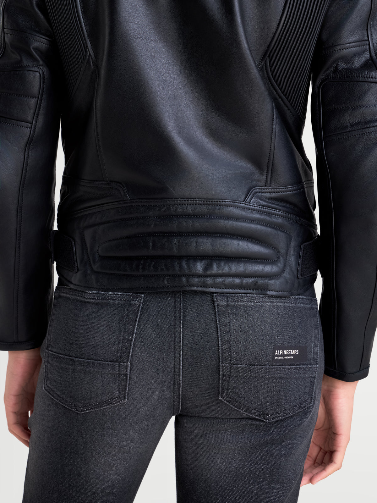 Alpinestars Revea Damen Lederjacke, schwarze Damen-Motorradlederjacke, Rückansicht mit Vollnarbenleder-Konstruktion und gesteppten Schultereinsätzen, getragen von einem Model