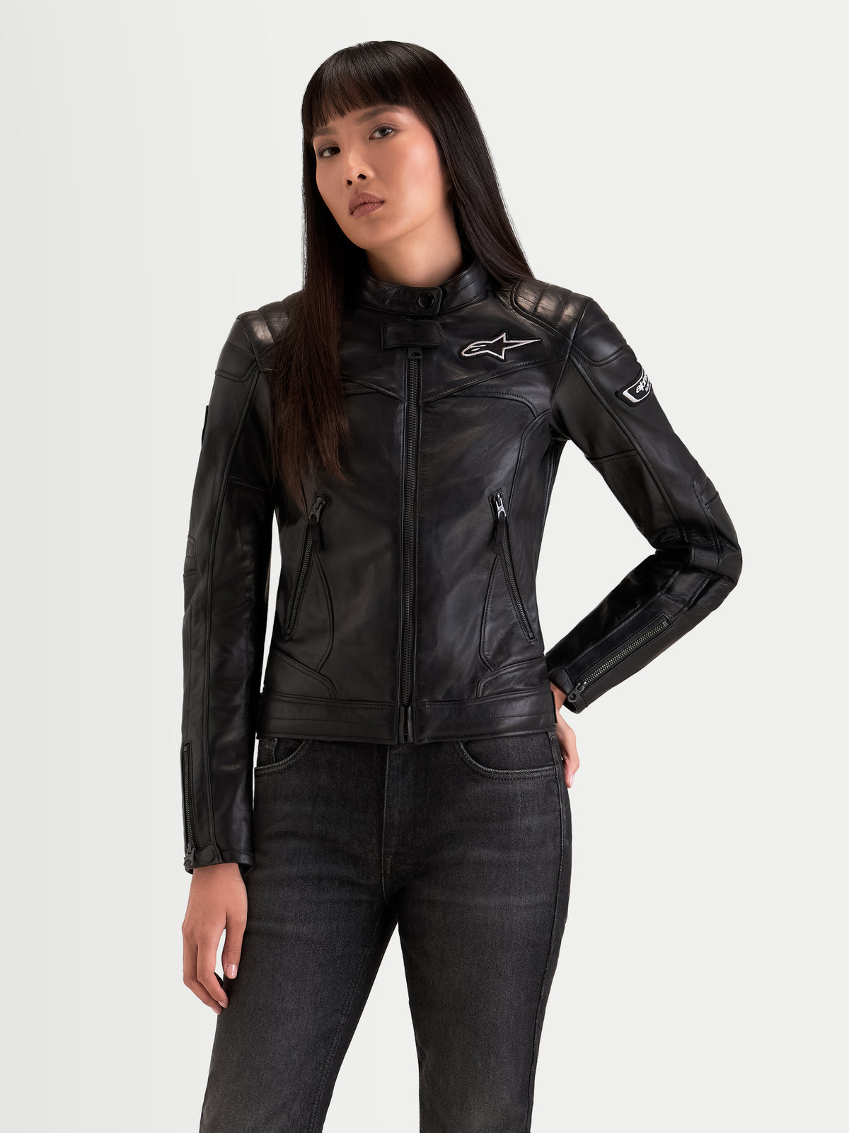 Alpinestars Revea Damen Lederjacke, schwarze Damen-Motorradjacke im Urban-Stil, getragen von einem Model, mit Schulter- und Ellbogenschutz sowie Heritage-Design
