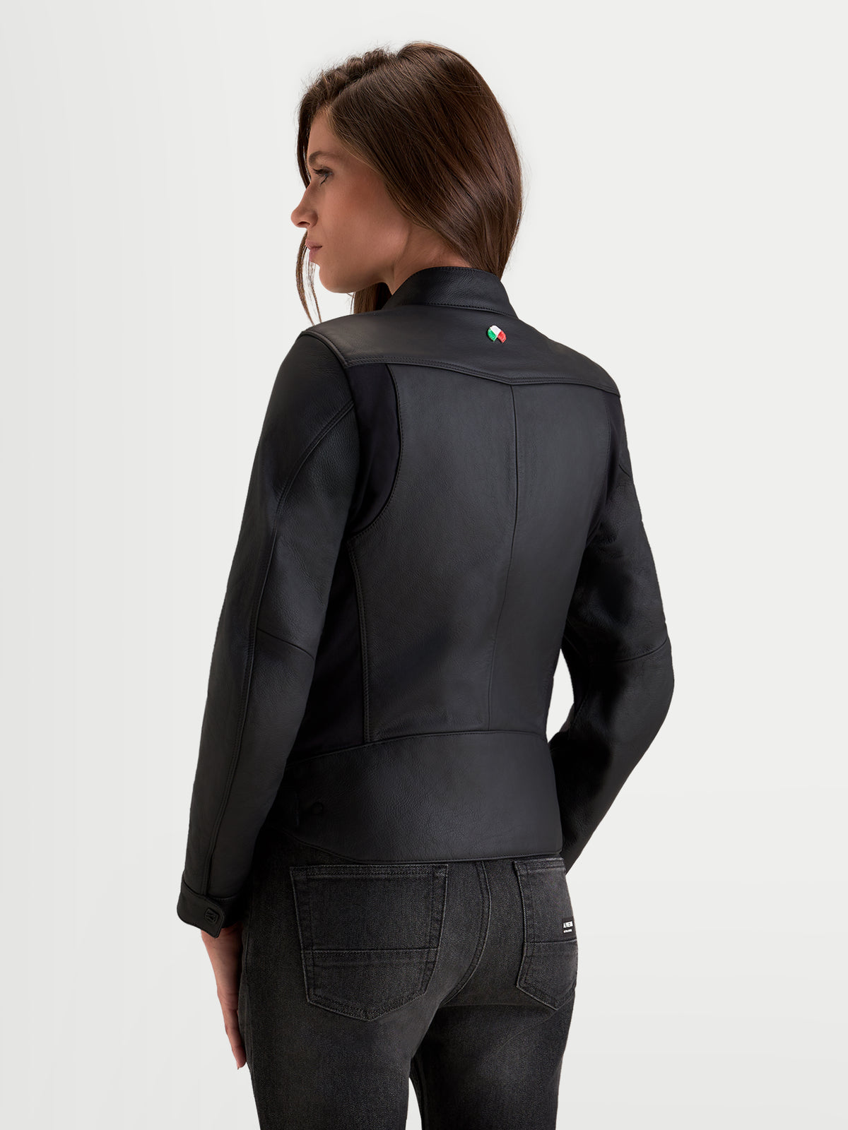 Alpinestars Stella Maver X Lederjacke, Damen-Motorradjacke in Schwarz, Rückansicht mit hochwertiger Lederkonstruktion und Biker-Kragen am Model