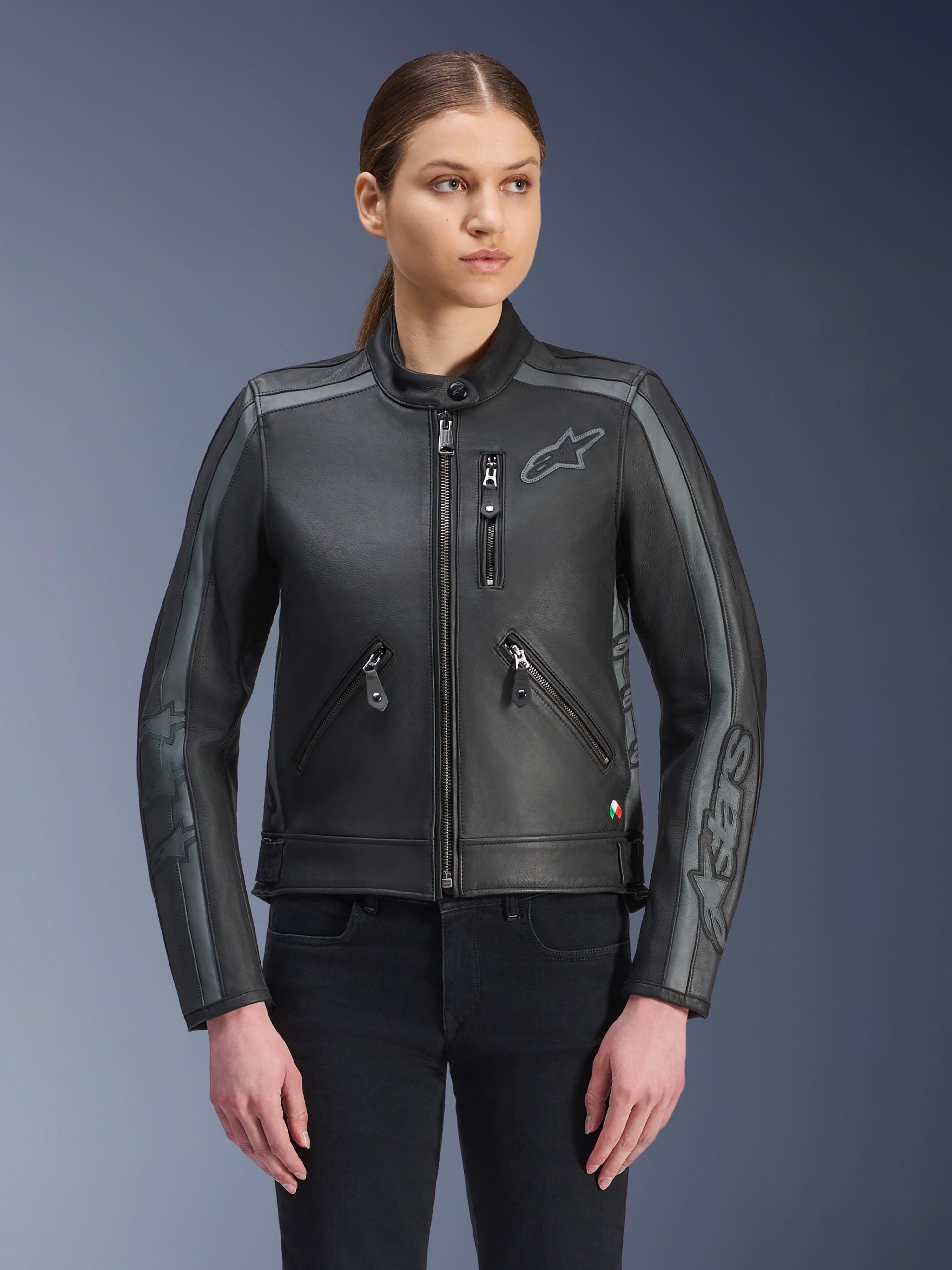 Alpinestars Stella Dyno Lederjacke, Damen-Motorradjacke, Schwarz und Tar-Grau, hochwertige Rindslederkonstruktion mit grauen Streifendetails an Schultern und Ärmeln, Reißverschlusstaschen vorne, besticktes Brustlogo, schicke urbane Fahrausrüstung