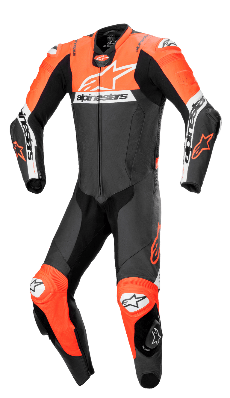 Alpinestars Missile V2 Ward 1-Teiler Lederkombi, professioneller Motorrad-Rennanzug in Schwarz, Fluo-Rot und Weiß, großes weißes Brustlogo, perforierte Lederpanele, Akkordeon-Stretchzonen an den Knien, integrierte Schutzschleifer für die Rennstrecke.