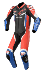 Alpinestars Honda GP Pro V2 Einteiliger Lederkombi, professioneller Motorrad-Rennanzug, Schwarz, Rot und Blau mit weißen Akzenten, mit Honda- und HRC-Logos, aerodynamisches Design mit perforierter Belüftung, DFS-Schleifer an Schultern und Knien, Tech-Air® kompatibel.