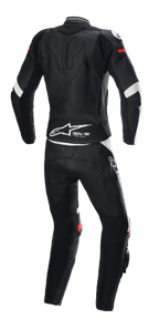 Alpinestars Stella GP Plus 2-teilige Lederkombi, Schwarz, Weiß und leuchtendes Rot, Rückansicht, mit Tech-Air Ready Branding und Alpinestars-Logo auf dem unteren Rücken, ergonomischer Schutzanzug mit Stretcheinsätzen für den Motorradrennsport.