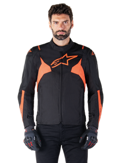 Alpinestars T-Jaws V4 Waterproof Jacke, Motorrad-Sportjacke, Schwarz und Red Fluo, mit Neon-Akzenten und einem markanten Stern-Logo auf der Brust, getragen von einem männlichen Model mit schwarzen Motorradhandschuhen, schlankes, vom Rennsport inspiriertes Textildesign