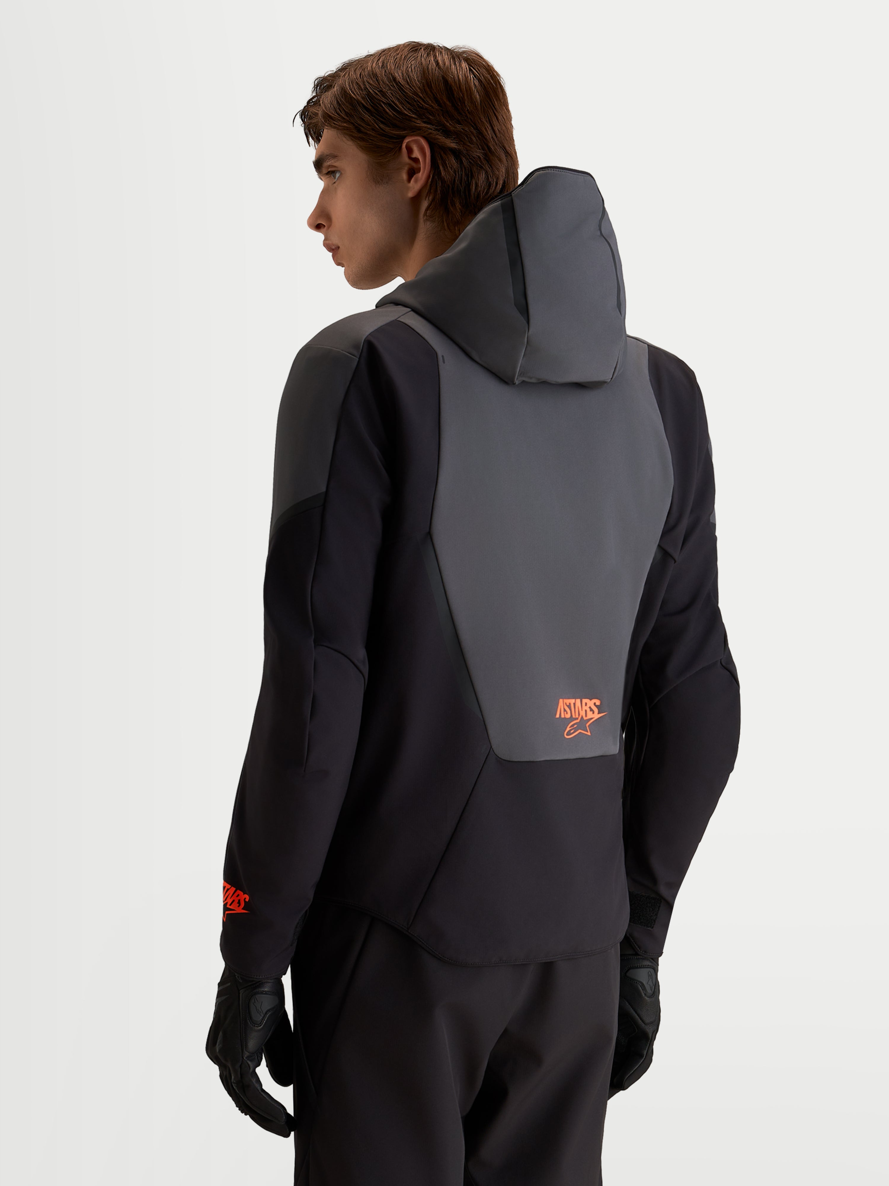Alpinestars Aeroshell WP Jacke, wasserdichte Herren-Motorradjacke, Schwarz und Dunkelgrau, integrierte Kapuze, Rückansicht mit Rückenpanel