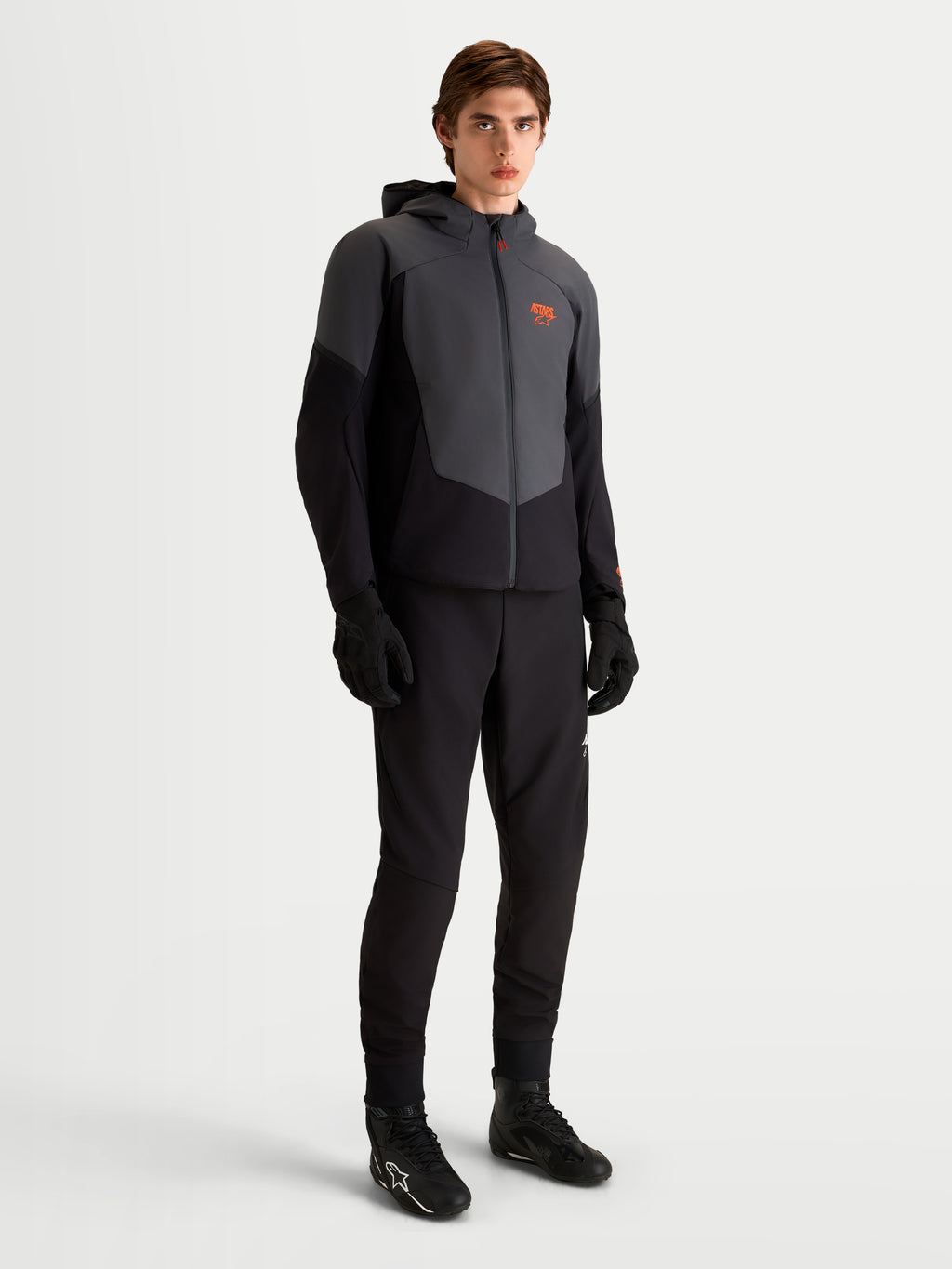 Alpinestars Aeroshell Wp Jacke, Herren-Motorradjacke in Schwarz und Dunkelgrau, wasserdichtes Softshell-Design, CE-zertifizierter Schutz, getragen von einem Model