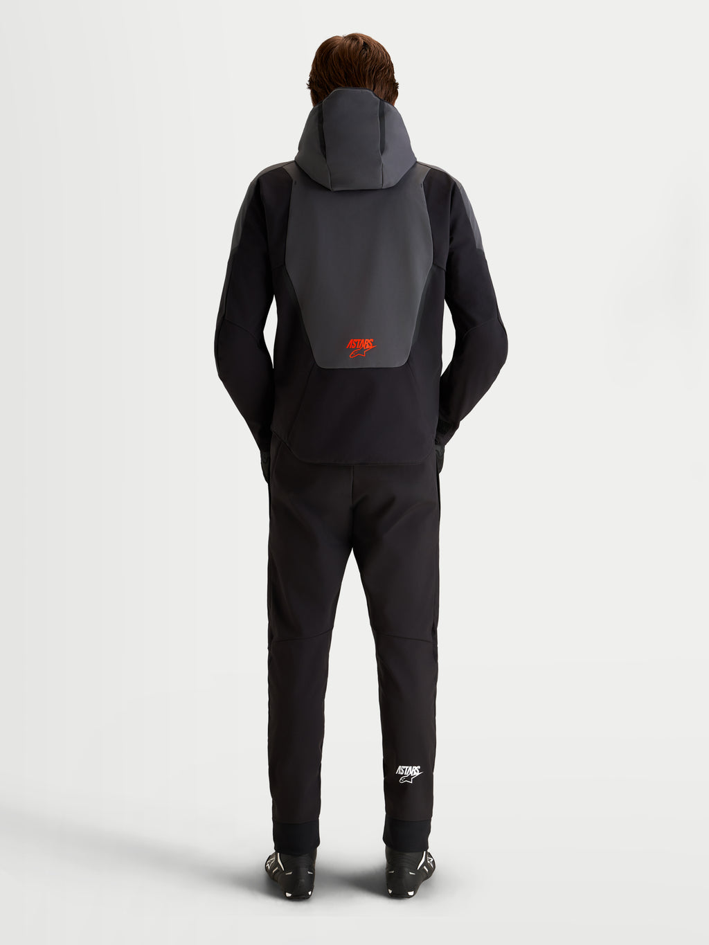 Alpinestars Aeroshell Wp Jacke, Herren-Motorradjacke in Schwarz und Dunkelgrau, Rückansicht mit integrierter Kapuze und rotem Alpinestars-Logo, CE-zertifizierte Textilausrüstung