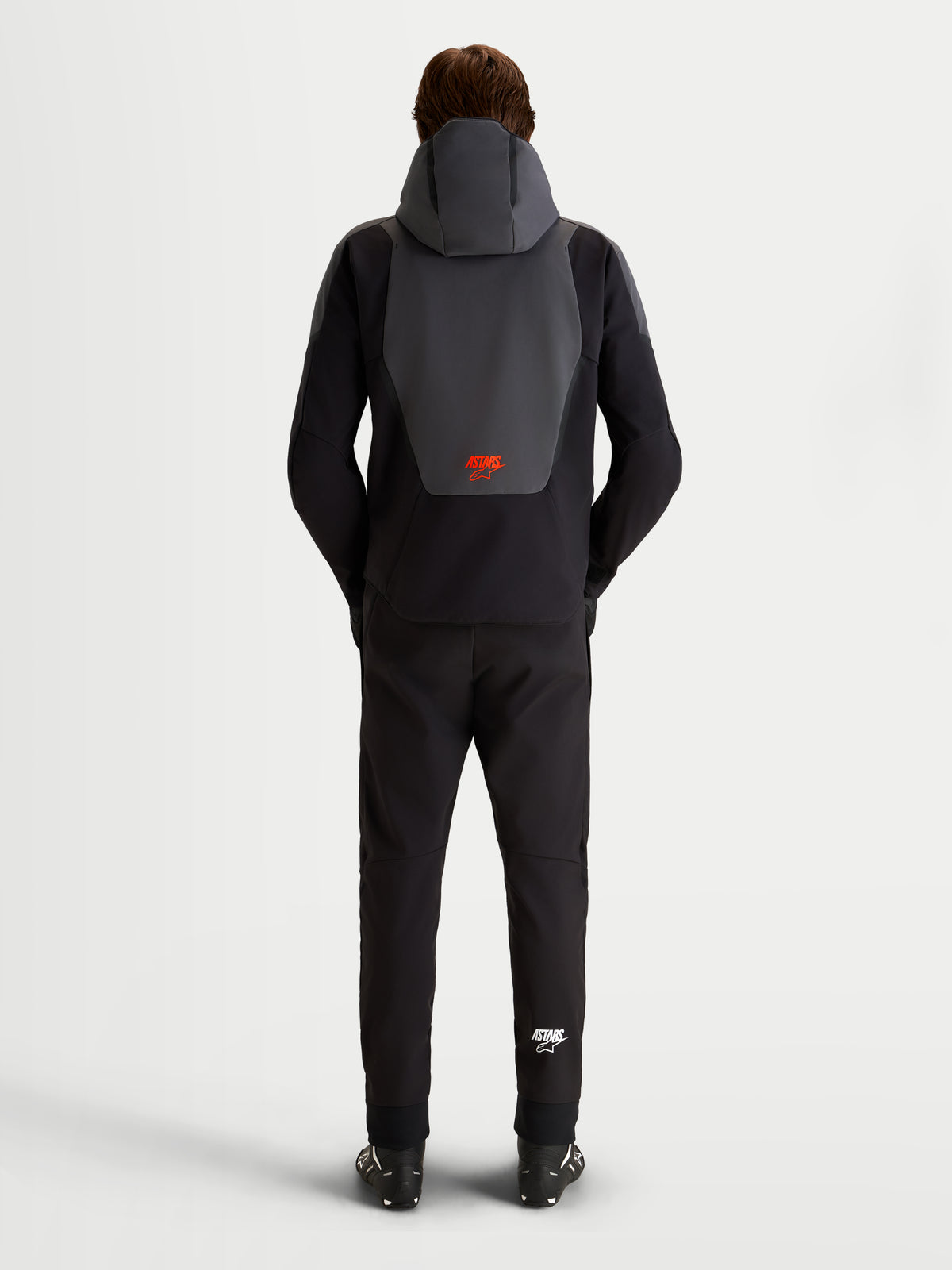 Alpinestars Aeroshell Wp Jacke, Herren-Motorradjacke in Schwarz und Dunkelgrau, Rückansicht mit integrierter Kapuze und rotem Alpinestars-Logo, CE-zertifizierte Textilausrüstung