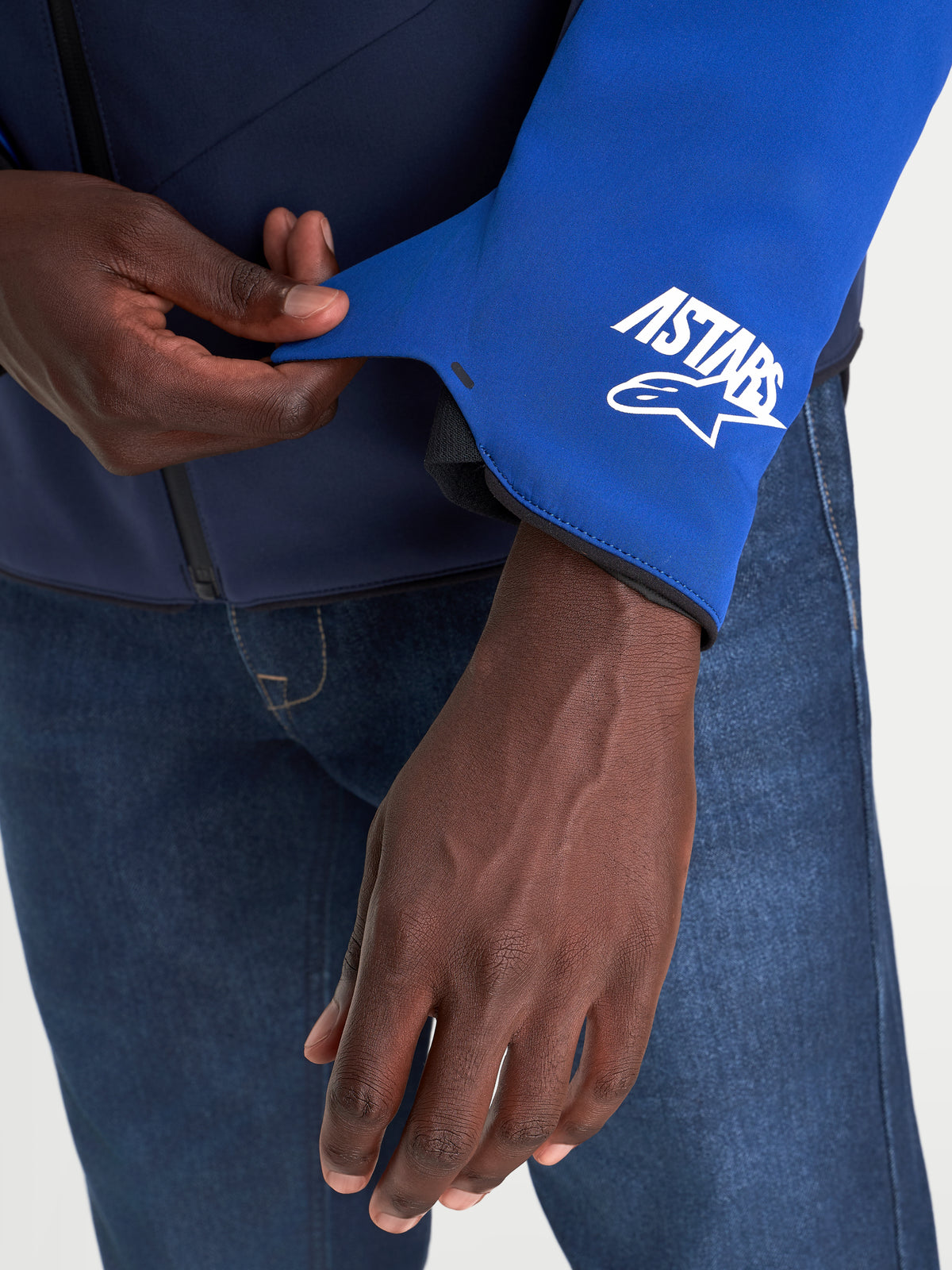 Alpinestars Aeroshell Wp Jacke, wasserdichte Herren-Motorradjacke, Nahaufnahme der Ärmelmanschette mit A-stars Logo, Nachtblau und Hellblau