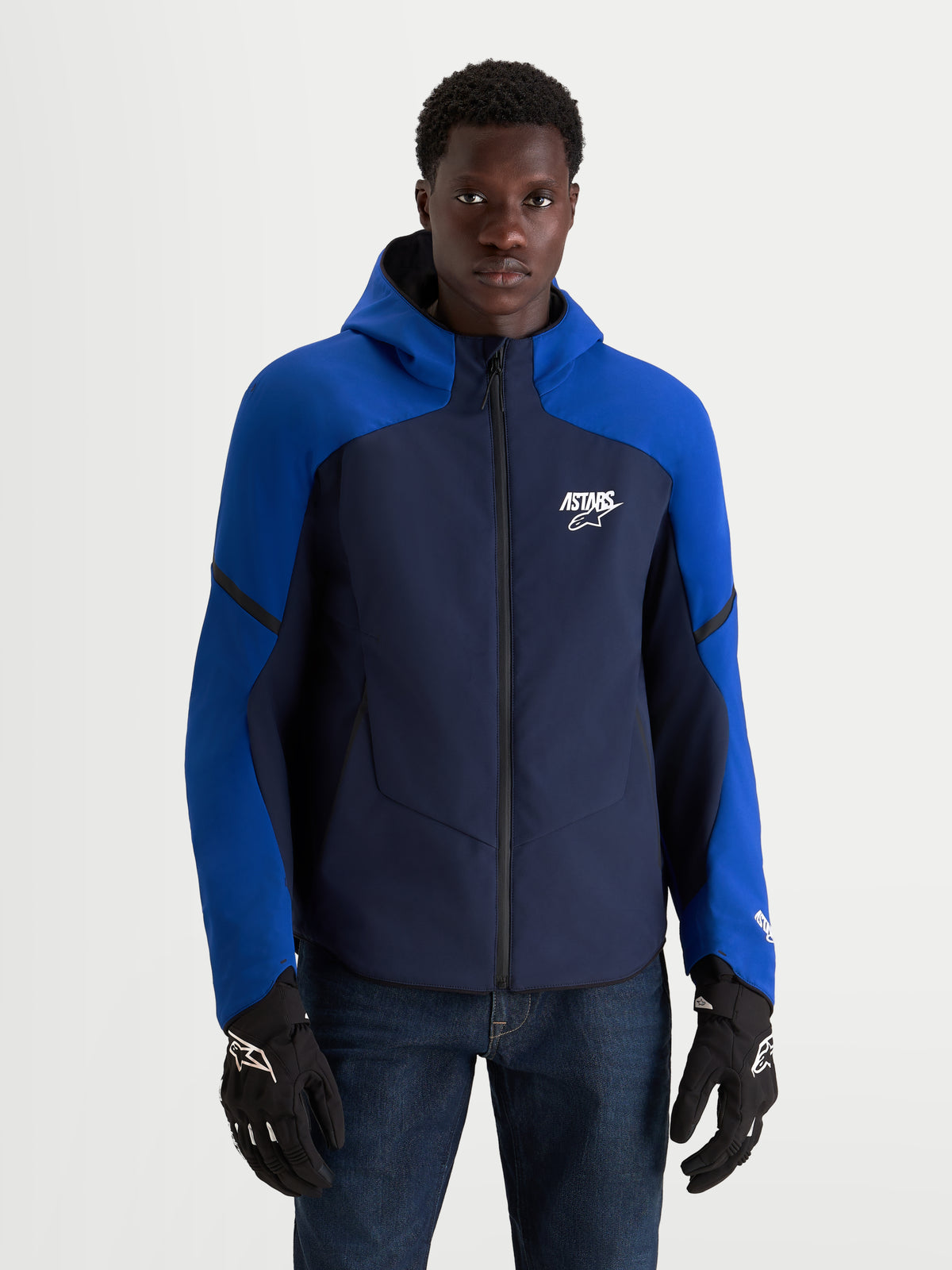 Alpinestars Aeroshell Wp Jacke, Herren-Motorradjacke in Nachtblau und Blau mit Kapuze, getragen von einem Model