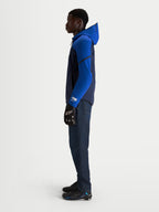 Alpinestars Aeroshell Wp Jacke, Herren-Motorradjacke in Nachtblau und Hellblau, mit Kapuze und Stretch-Softshell-Konstruktion, im Profil von einem Modell getragen