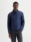 Alpinestars C-1 Waterproof Jacke, urbane Motorradjacke für Herren in Dunkelblau, Vorderansicht getragen von einem Model mit wasserdichter Konstruktion und Kragen mit weichem Abschluss