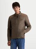 Alpinestars C 1 Waterproof Jacke, urbane Motorradjacke für Herren in Walnussbraun, Vorderansicht an einem Model mit wasserdichter Konstruktion und ergonomischem Kragen