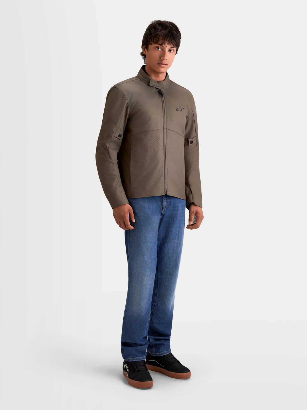 Alpinestars C-1 Waterproof Jacke, urbane Motorrad-Textiljacke für Herren in Walnussbraun und Schwarz, Frontansicht an einem Model mit Jeans, mit 450D-Polyfabric-Konstruktion und Kragen mit weichem Abschluss