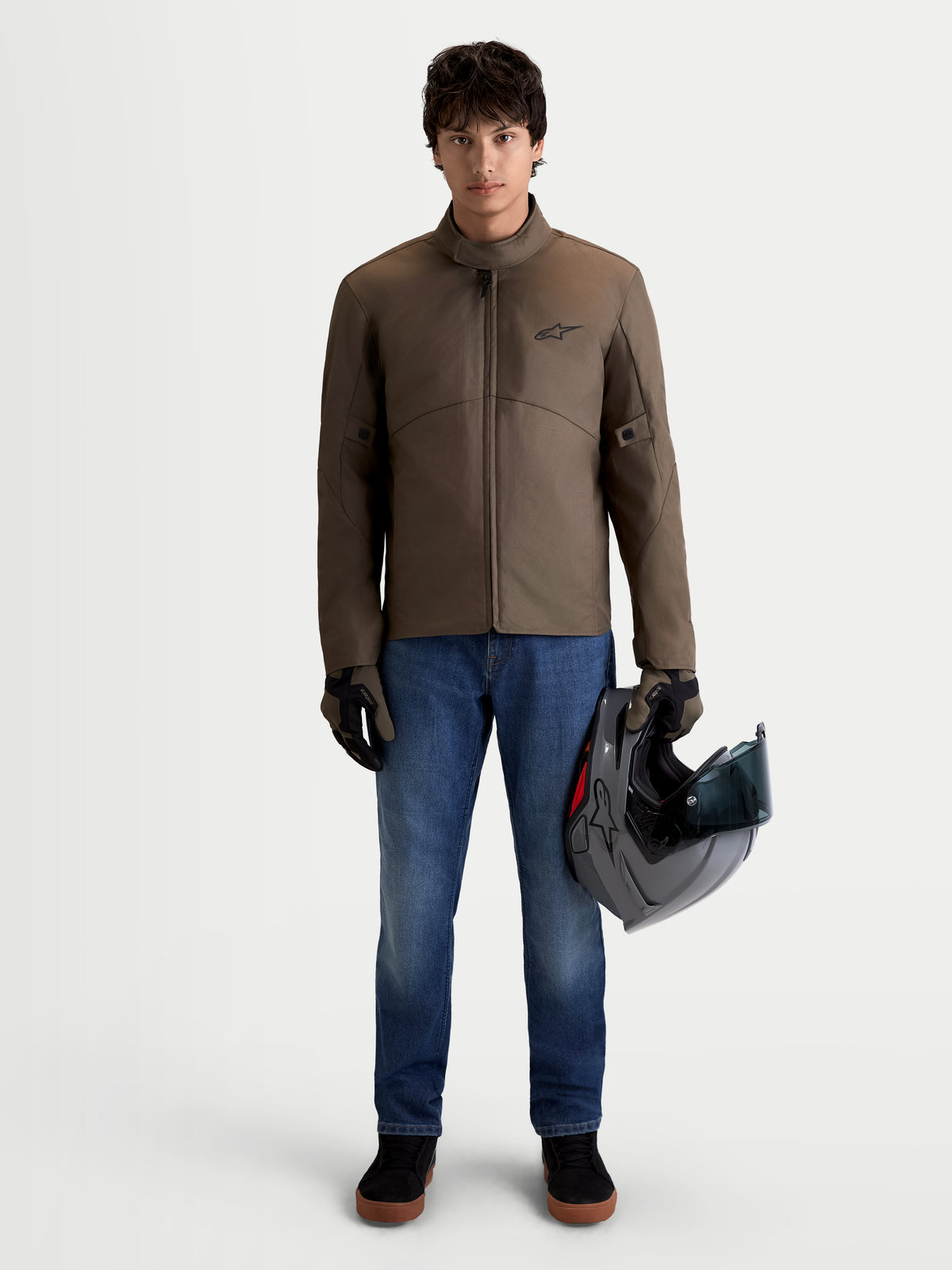 Alpinestars C 1 Waterproof Jacke, urbane Herren-Motorradjacke in Walnussbraun und Schwarz, Vorderansicht an einem Model mit Helm