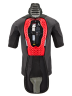 Alpinestars Tech-Air® 5 Plasma Airbag-Ersatzkartusche, abgebildet in einer Tech-Air® 5 Plasma Weste, schwarzes Kleidungsstück mit einem leuchtend roten Waben-Innenrahmen, inklusive Argongaszylinder und Elektronikeinheit, technische Motorrad-Sicherheitsausrüstung.