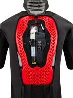 Alpinestars Tech-Air 5 Plasma Airbag-System, Innenansicht mit installierter schwarzer Ersatzkartusche und elektronischer Steuereinheit, integriert in einen leuchtend roten Nucleon Plasma Rückenprotektor in einer schwarzen Schutzweste