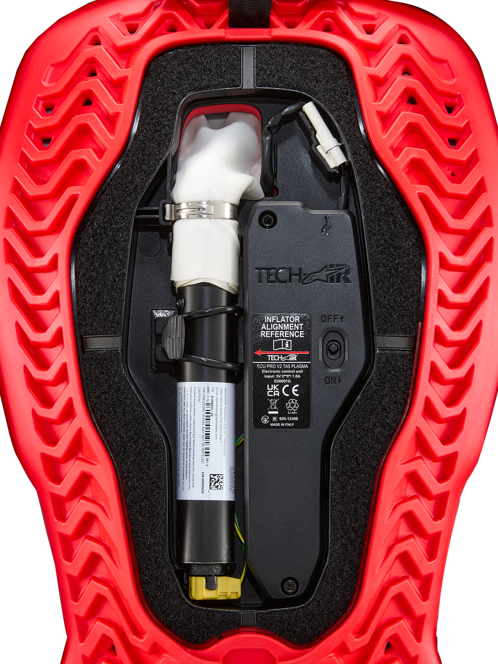 Alpinestars Tech-Air® 5 Plasma Airbag Ersatzkartusche, Airbag-System-Zubehör, Rot und Schwarz, Nahaufnahme der Innenansicht mit weißer Argon-Kartusche und silberner Klemme, elektronischer Steuereinheit mit ON/OFF-Schalter und wellenförmig gerippter roter Außenschale