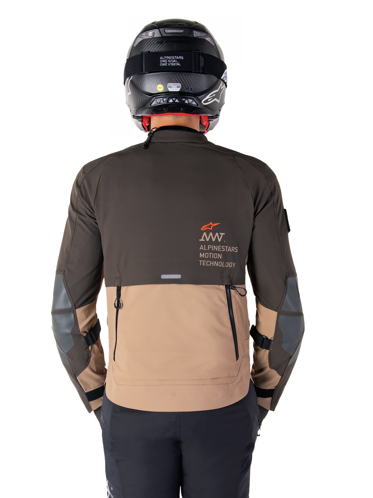 Alpinestars AMT-8 Stretch Drystar® XF Jacke, Rückansicht, zweifarbiges Design in Dunkelbraun und Dunkelkhaki, mit Alpinestars Motion Technology Branding, hinterer Cargo-Tasche mit Reißverschluss und schützenden Ellbogen-Einsätzen, Adventure-Touring-Motorradbekleidung