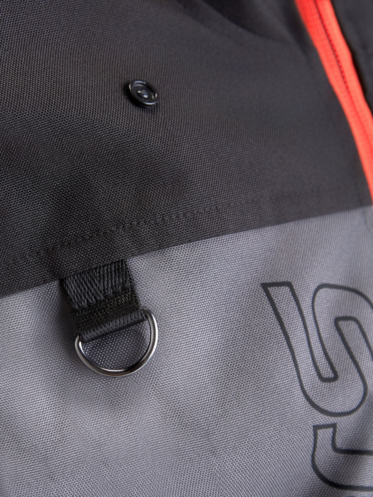 Alpinestars Morfex Parka Wp Jacke, urbane Motorradjacke für Herren in Grau und Schwarz, Detailaufnahme mit robuster Polyfabric-Konstruktion, D-Ring-Befestigung und wasserdichtem Design