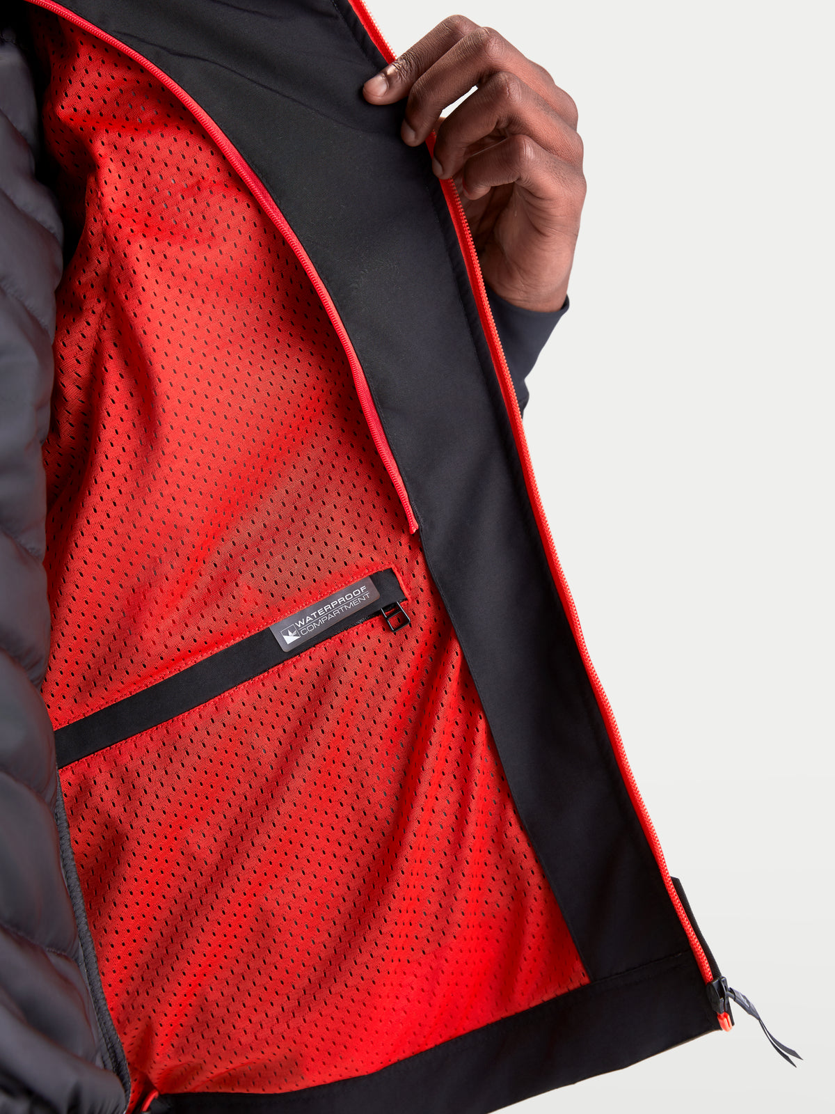 Alpinestars Morfex Parka Wp Jacke, urbane Textil-Motorradjacke für Herren in Hellgrau und Schwarz, Detailansicht des Innenlebens mit rotem Mesh-Futter und Label für ein wasserdichtes Fach