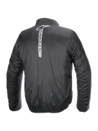 Alpinestars Hurricane Rain V2 Jacke, wasserdichte Motorrad-Regenjacke, Schwarz, Rückansicht mit großem vertikalem weißen Alpinestars-Logo und Wortmarke in der Rückenmitte, leichtes laminiertes Gewebe mit elastischen Bündchen und Taillenbund