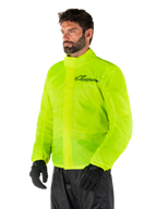 Alpinestars Hurricane Rain V2 Jacke, Yellow Fluo, hochsichtbare fluoreszierende gelbe wasserdichte Motorrad-Regenjacke, doppelter Klappenverschluss vorne, Alpinestars-Logo auf der Brust, leichtes und packbares Design für Fahrten bei nassem Wetter