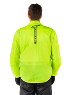 Alpinestars Hurricane Rain V2 Jacke, Motorrad-Regenjacke, Gelb Fluo, Rückansicht mit vertikalem schwarzem Alpinestars-Logo in der Rückenmitte, leichtes wasserdichtes Material, getragen mit schwarzer Fahrhose und Handschuhen