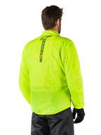 Alpinestars Hurricane Rain V2 Jacke, Gelb Fluo, Rückansicht an einem männlichen Model, vertikale schwarze Alpinestars-Wortmarke auf dem Rücken, elastischer Bund und Ärmelbündchen, wasserdichtes und packbares Design