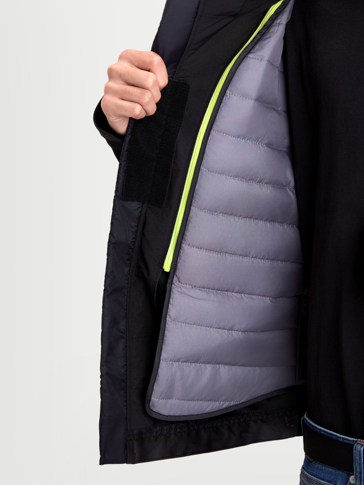 Alpinestars C 5 Drystar Jacke, urbane Motorrad-Textiljacke für Herren in Schwarz, Nahaufnahme der herausnehmbaren Thermoweste und der wasserdichten Softshell-Konstruktion am Model.