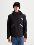 Alpinestars C 5 Drystar Jacke, Herren-Motorradjacke im urbanen Stil in Schwarz, Vorderansicht an einem Model mit wasserdichter Softshell-Motorradbekleidung, integrierter Kapuze und reflektierenden Details