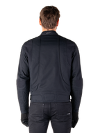Alpinestars Clayton WR Jacke, Schwarz, Rückansicht eines Mannes in der wasserabweisenden urbanen Motorradjacke, mit gesteppten Verstärkungen an Schultern und Ellbogen, ergonomischen Linien und mattem Finish