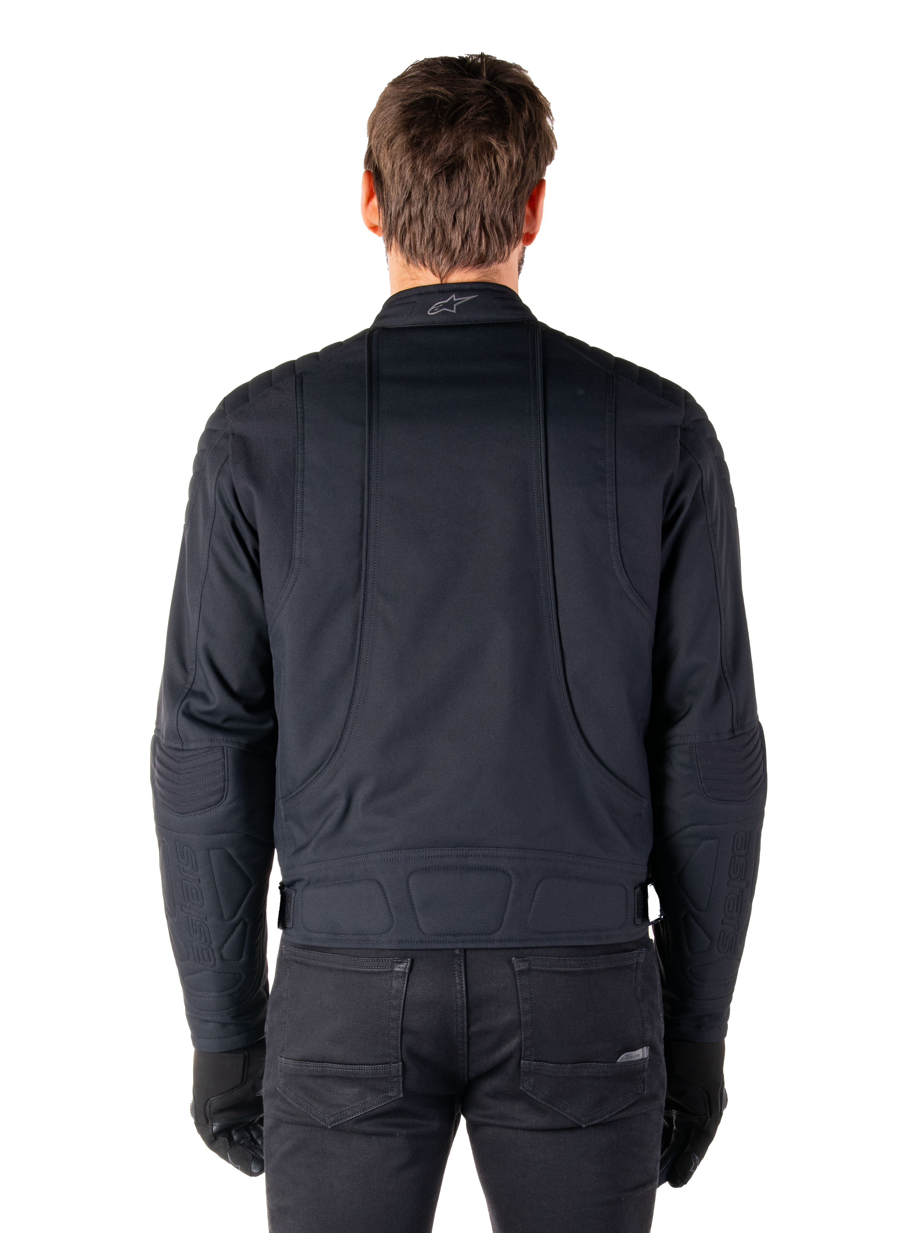Alpinestars Clayton WR Jacke, Schwarz, Rückansicht eines Mannes in der wasserabweisenden urbanen Motorradjacke, mit gesteppten Verstärkungen an Schultern und Ellbogen, ergonomischen Linien und mattem Finish